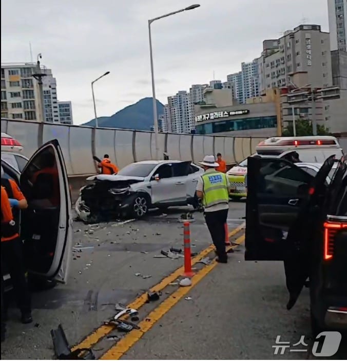 26일 오후 4시 56분쯤 부산 부산진구 부암동 부암고가교에서 4중 충돌 사고가 발생해 5명이 다쳤다. 사진은 사고 현장 모습.(부산소방재난본부 제공. 재판매 및 DB 금지)