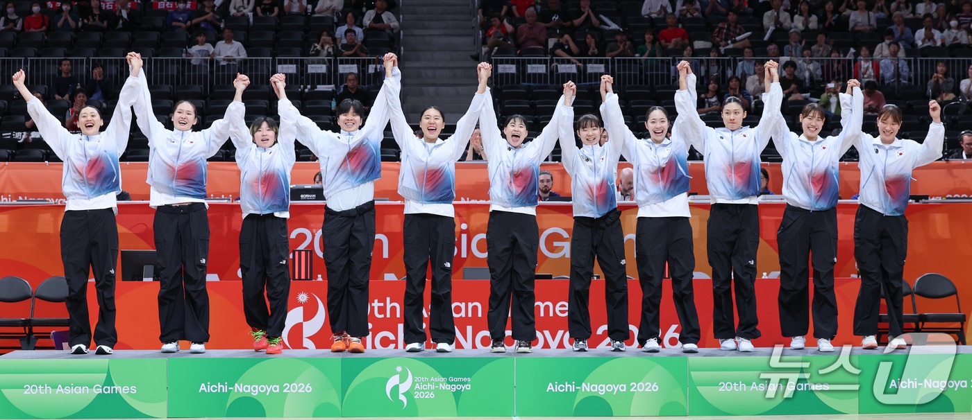 대한민국 주장 강이슬을 비롯한 여자농구 대표팀이 26일 일본 나고야 아이치 인터내셔널 아레나에서 열린 2026 아이치·나고야 아시안게임 여자농구 시상식에서 금메달을 수상하기 위해 단상에 오르고 있다. 2026.9.26 ⓒ 뉴스1 안은나 기자