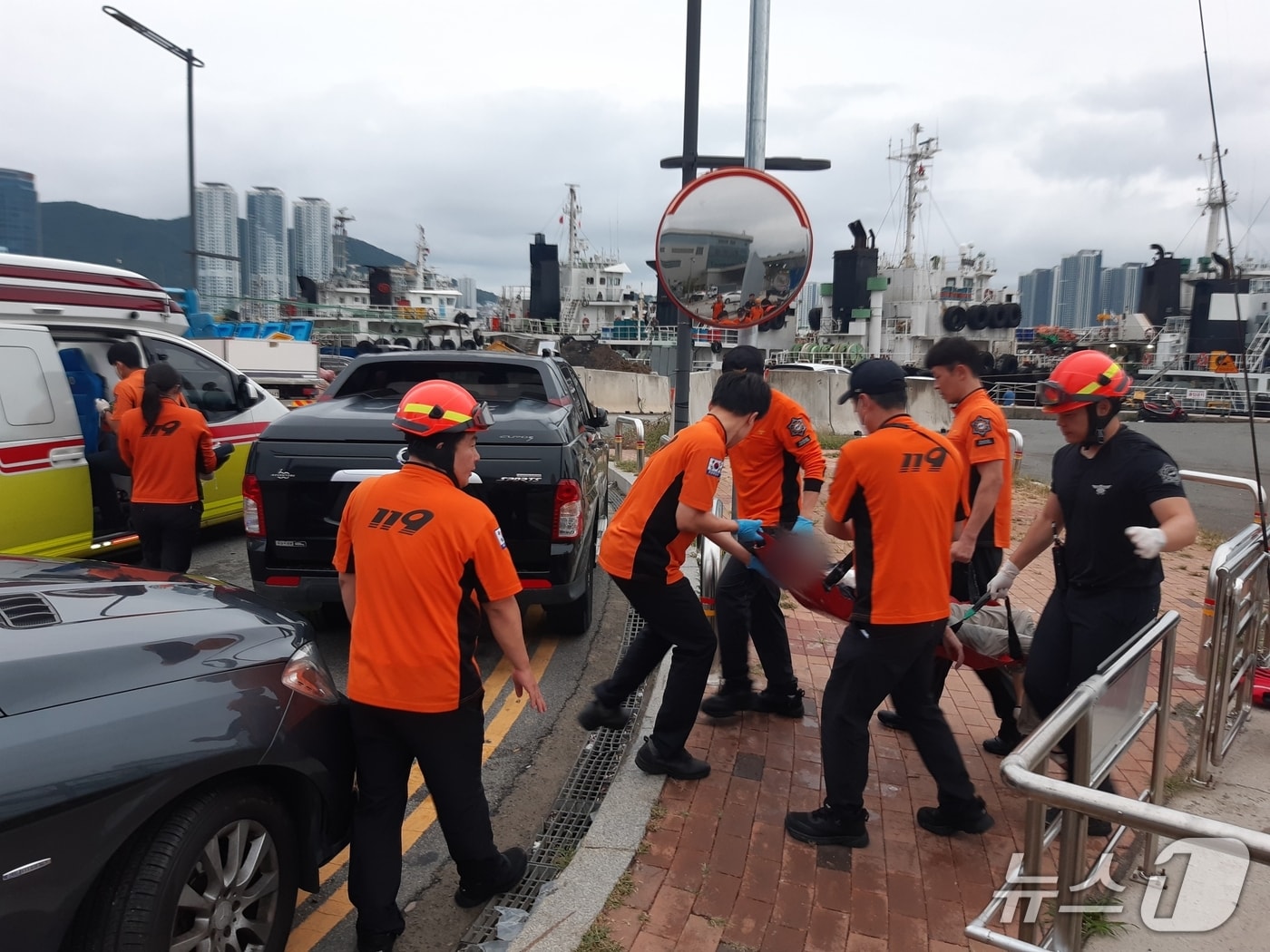 27일 오전 부산 동구 부산항국제여객터미널 제4부두 앞 해상에서 구조된 60대 여성이 병원으로 이송되고 있다. (부산소방재난본부 제공. 재판매 및 DB 금지)