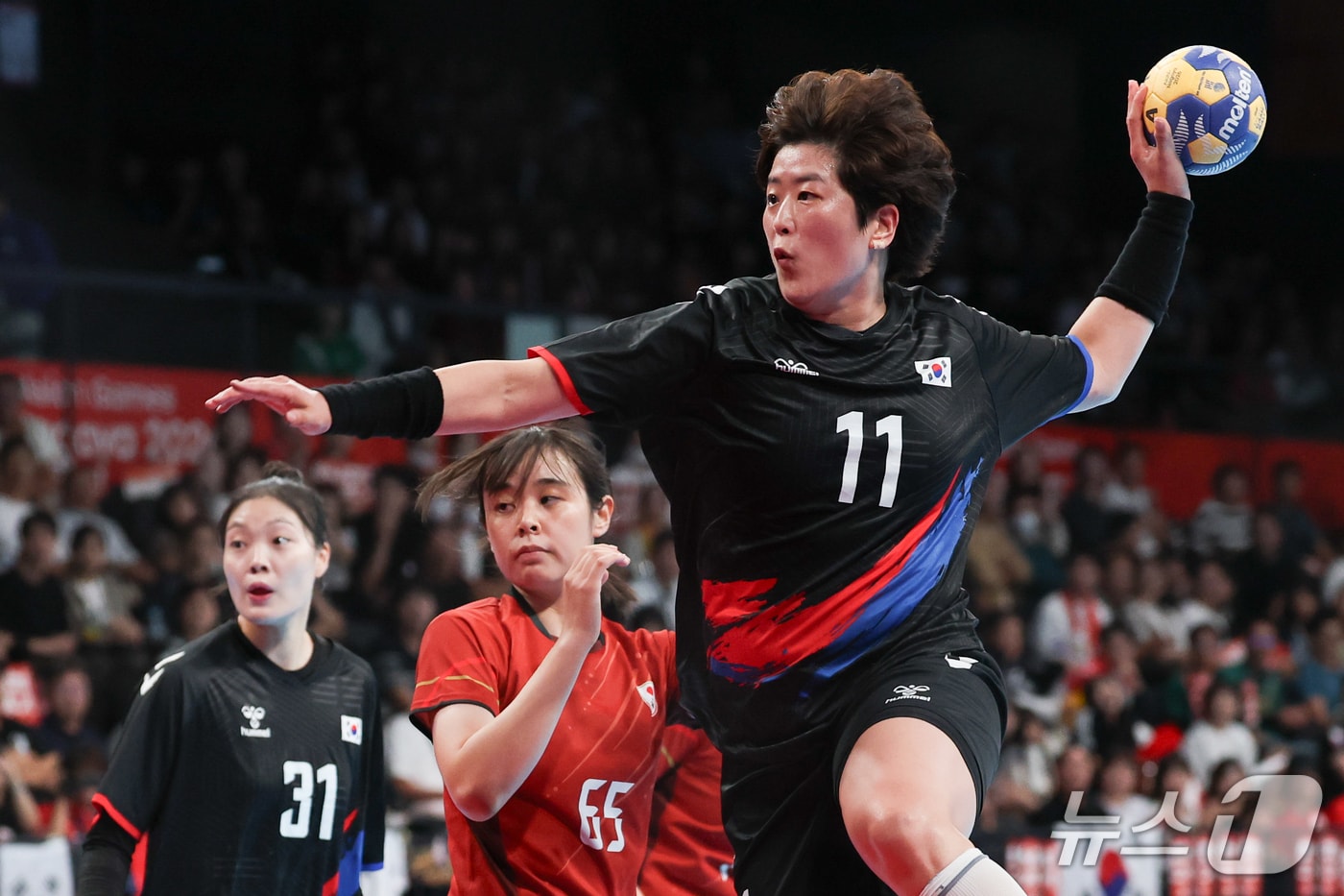 27일 일본 아이치현 이나자와시 엔트리오(ENTRIO)에서 열린 2026 아이치·나고야 아시안게임 핸드볼 라운드로빈 21 대한민국과 일본의 경기, 한국 류은희가 슛을 하고 있다. 2026.9.27 ⓒ 뉴스1 안은나 기자