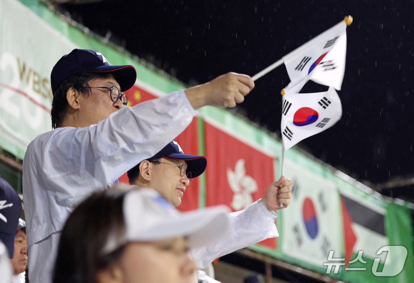 Culture Minister Choi Hwi-young Welcomes Returning Korean Asian Games Delegation