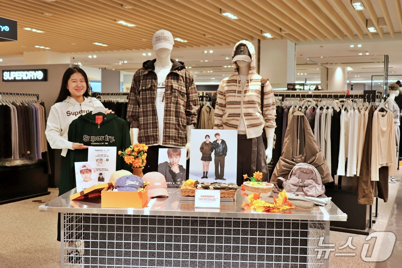 28일 오전 광주신세계 플레이 스팟(신관) '슈퍼드라이' 매장에서 직원이 특가상품을 선보이고 있다. (광주신세계 제공. 재판매 및 DB 금지)