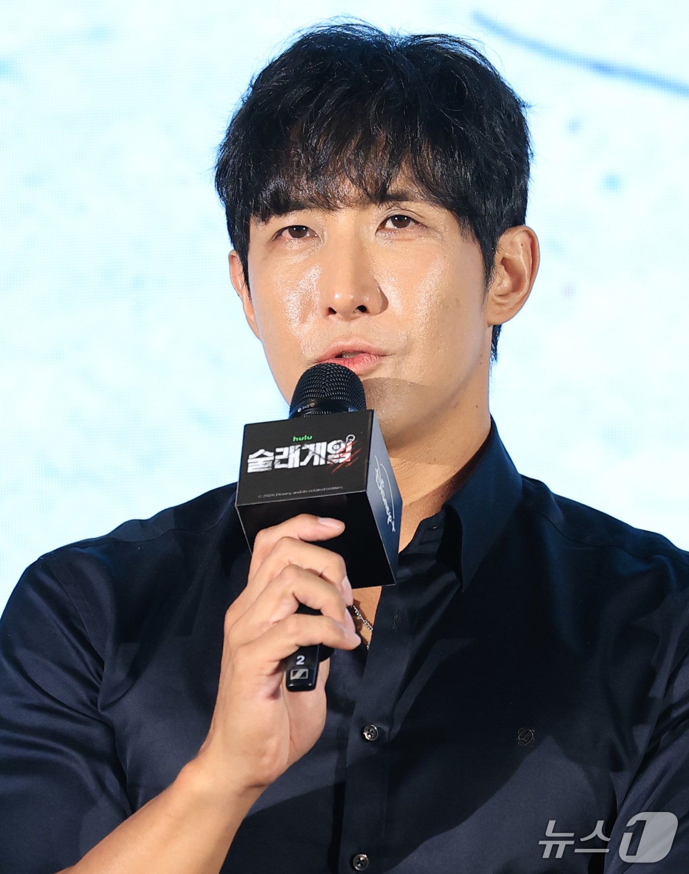 전 야규선수 황재균이 28일 서울 구로구 더세인트에서 열린 디즈니+ 오리지널 예능 '술래게임' 제작발표회에서 인사말을 하고 있다. ‘술래게임’은 추격전과 숨어 있는 술래의 심리전을 결합한 체험형 추격 서바이벌이다. 2026.9.28 ⓒ 뉴스1 권현진 기자