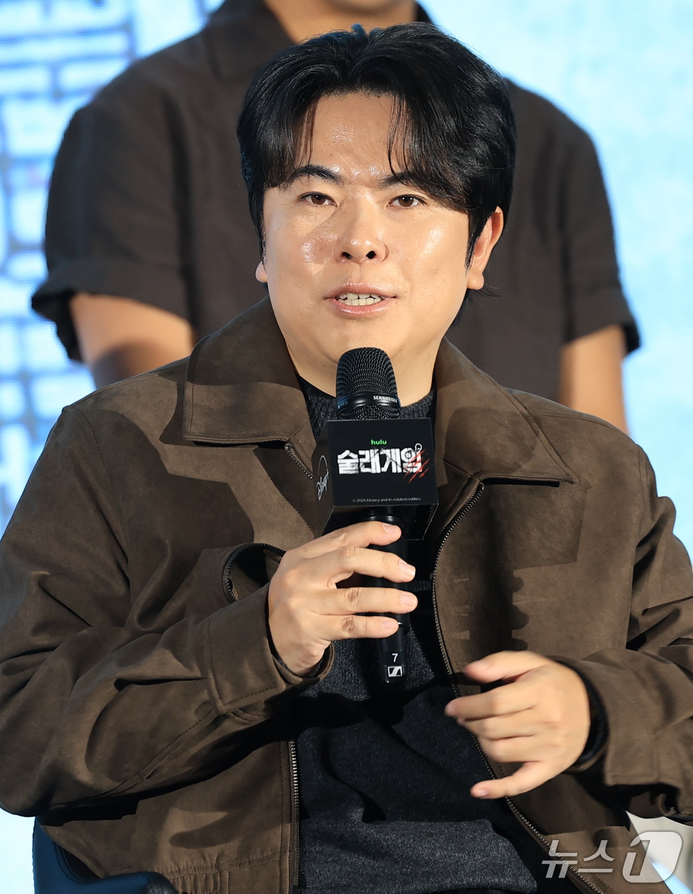 현정완 PD가 28일 서울 구로구 더세인트에서 열린 디즈니+ 오리지널 예능 '술래게임' 제작발표회에서 취재진 질문에 답하고 있다. ‘술래게임’은 추격전과 숨어 있는 술래의 심리전을 결합한 체험형 추격 서바이벌이다. 2026.9.28 ⓒ 뉴스1 권현진 기자