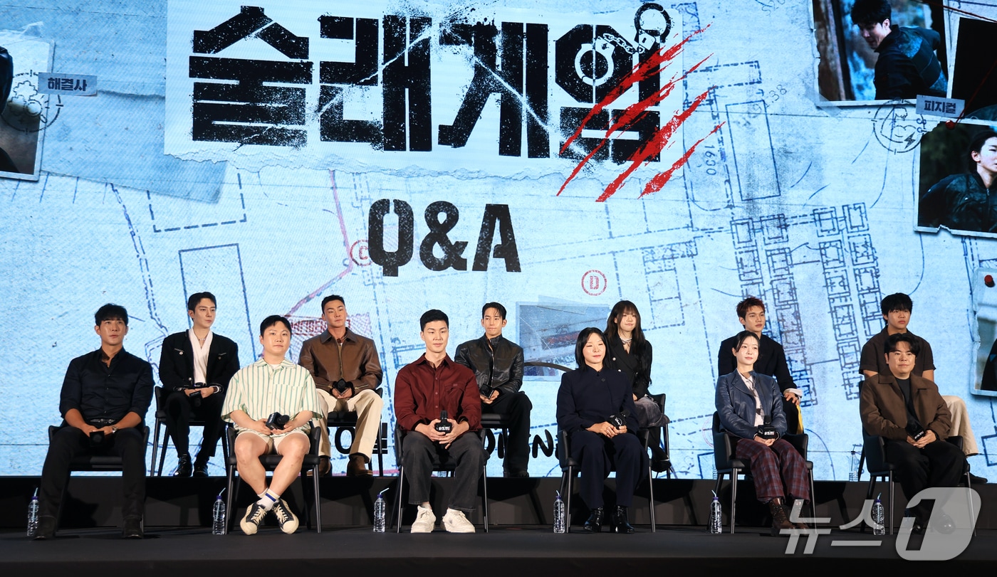 현정완 PD를 비롯한 출연자들이 28일 서울 구로구 더세인트에서 열린 디즈니+ 오리지널 예능 '술래게임' 제작발표회에서 취재진 질문을 듣고 있다. ‘술래게임’은 추격전과 숨어 있는 술래의 심리전을 결합한 체험형 추격 서바이벌이다. 2026.9.28 ⓒ 뉴스1 권현진 기자