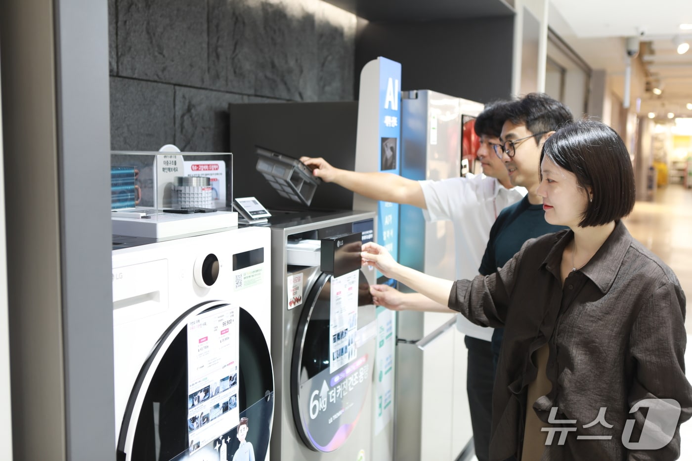 롯데백화점 광주점은 내달 2일부터 11일까지 '롯데웨딩페어'를 진행한다. 사진은 신혼 가전 제품을 둘러보고 있는 예비 신혼부부의 모습. (롯데백화점 광주점 제공. 재판매 및 DB 금지) /뉴스1