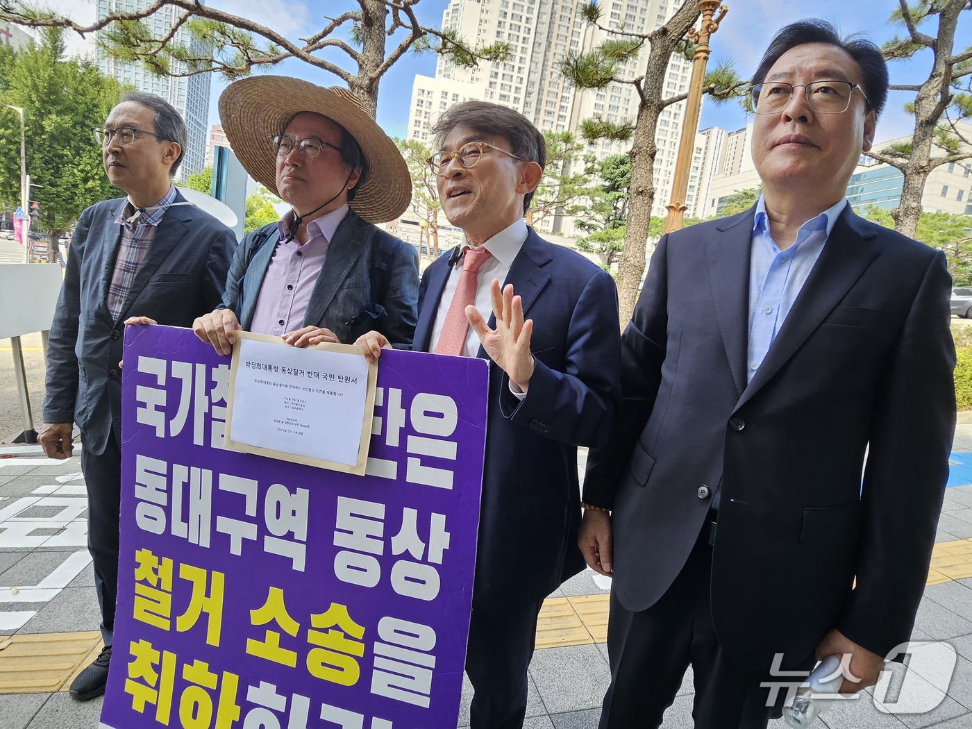 정상환 변호사와 김형기 박정희 대통령 동상설립추진단장 등 'TK 16개 시민사회단체 대표단'이 28일 대구지법 앞에서 취재진과 만나 동대구역 박정희 전 대통령 동상 철거 반대 서명운동을 벌인 취지를 설명하고 있다. ⓒ 뉴스1 남승렬 기자