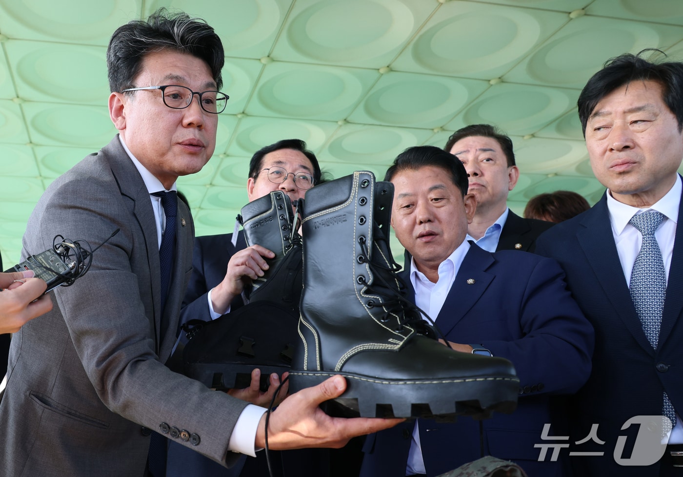 진성준 국회 국방위원장을 비롯한 국방위원들이 28일 오후 경기 연천군 육군 25사단 비룡전망대를 찾아 방호복과 지뢰덧신 등을 살펴보고 있다. 2026.9.28 ⓒ 뉴스1 국회사진기자단