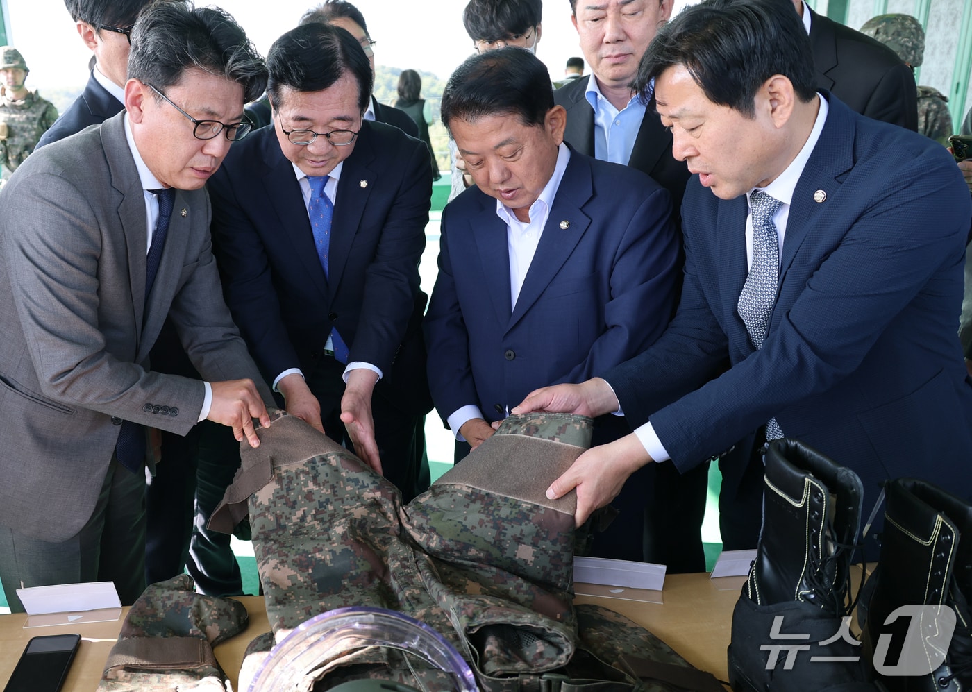 진성준 국회 국방위원장을 비롯한 국방위원들이 28일 오후 경기 연천군 육군 25사단 비룡전망대를 찾아 방호복과 지뢰덧신 등을 살펴보고 있다. 2026.9.28 ⓒ 뉴스1 국회사진기자단
