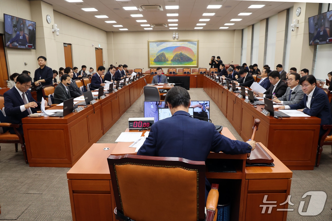 은행지주 사외이사 6100표 중 반대 단 1표...'거수기 이사회' 논란 - 뉴스 썸네일 이미지