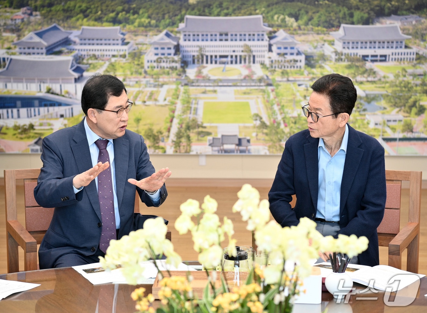 주낙영 경북 경주시장(왼쪽)과 이철우 경북도지사.(경북도 제공. 재판매 및 DB 금지) 2026.9.28/뉴스1