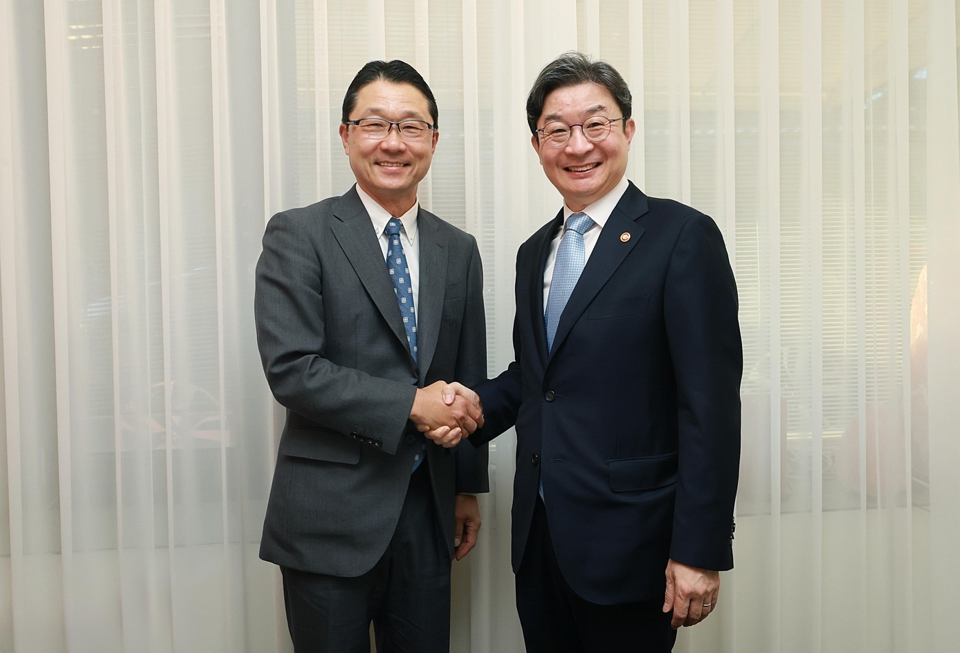 이억원 금융위원장과 이토 유타카(Ito Yutaka) 일본 금융청장.