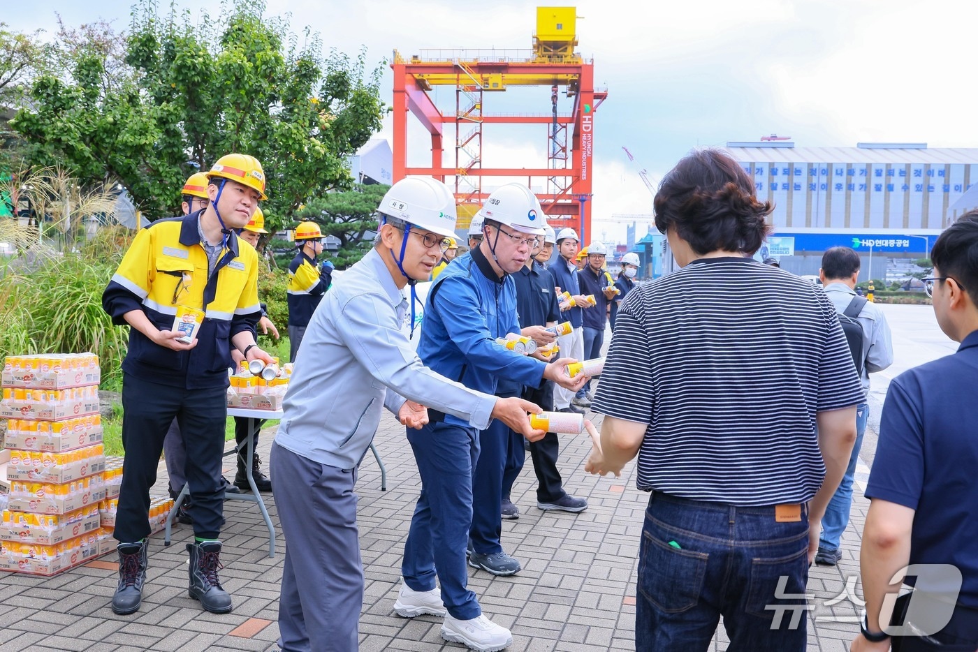29일 현대중공업 울산 본사에서 안전한 일터 조성 민관 합동 안전캠페인이 진행되고 있다. (HD현대중공업 제공. 재판매 및 DB 금지) /뉴스1