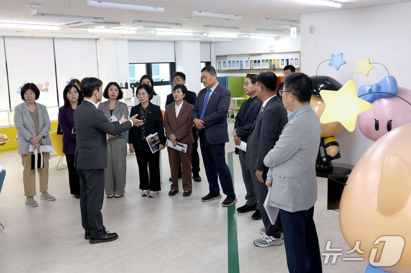 대전시의회 공공재산 정상화 특위 위원들이 28일 대전관광공사를 찾아 공사 관계자로부터 설명을 듣고 있다. (시의회 제공) / 뉴스1