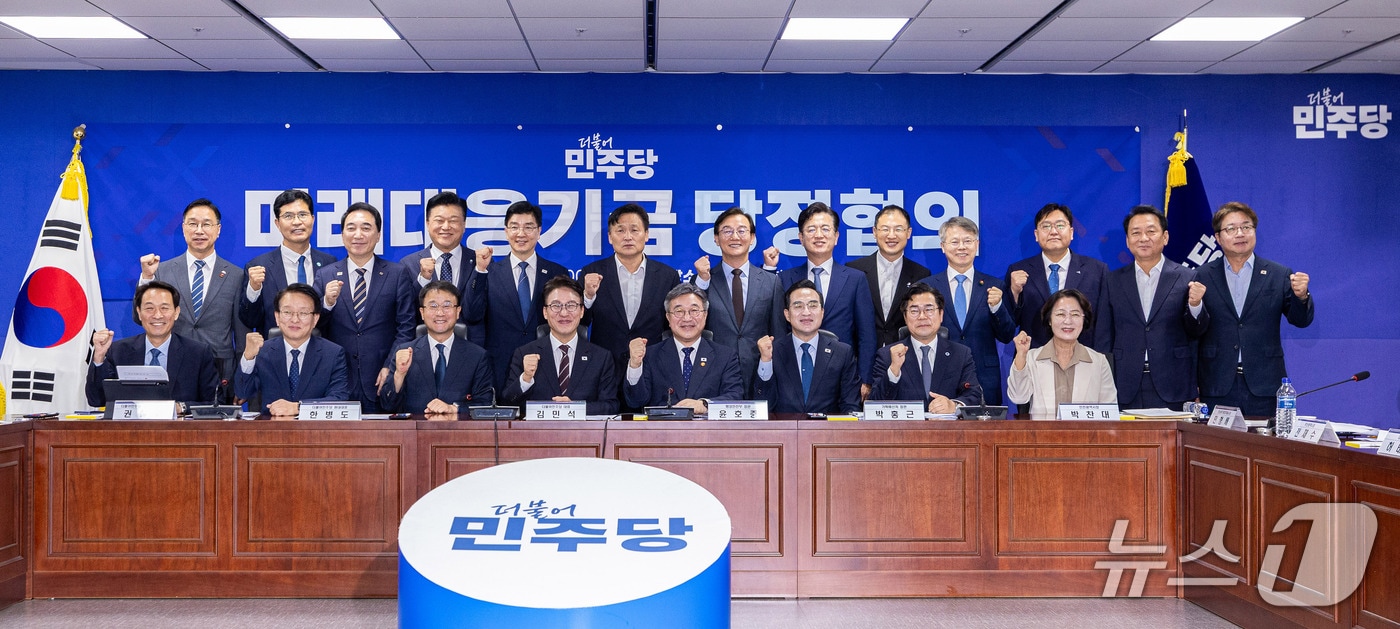 민형배 전남광주통합특별시장이 29일 오전 서울 국회 의원회관에서 열린 미래대응기금 당정협의 회의에서 김민석 더불어민주당 대표, 윤호중 행정안전부 장관, 시도지사 등 참석자들과 기념촬영을 하고 있다.(전남광주통합특별시 제공. 재판매 및 DB 금지.) 2026.9.29 2026.9.29 ⓒ 뉴스1