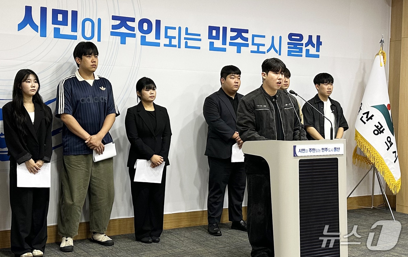울산지역 4개 대학 총학생회 대표들이 29일 울산시청 프레스센터에서 에너지자원공사의 울산 유치를 촉구하는 기자회견을 하고 있다. 2026.9.29 ⓒ 뉴스1 조민주 기자