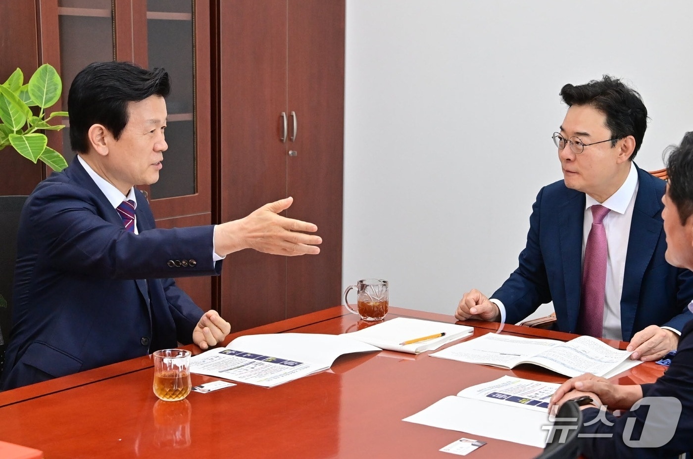 조규일 진주시장(왼쪽)이 29일 국회에서 김성원 산업통상자원중소벤처기업위원회 위원장을 만나 기업가정신관 건립에 대해 설명하고 있다(진주시 제공. 재판매 및 DB 금지).