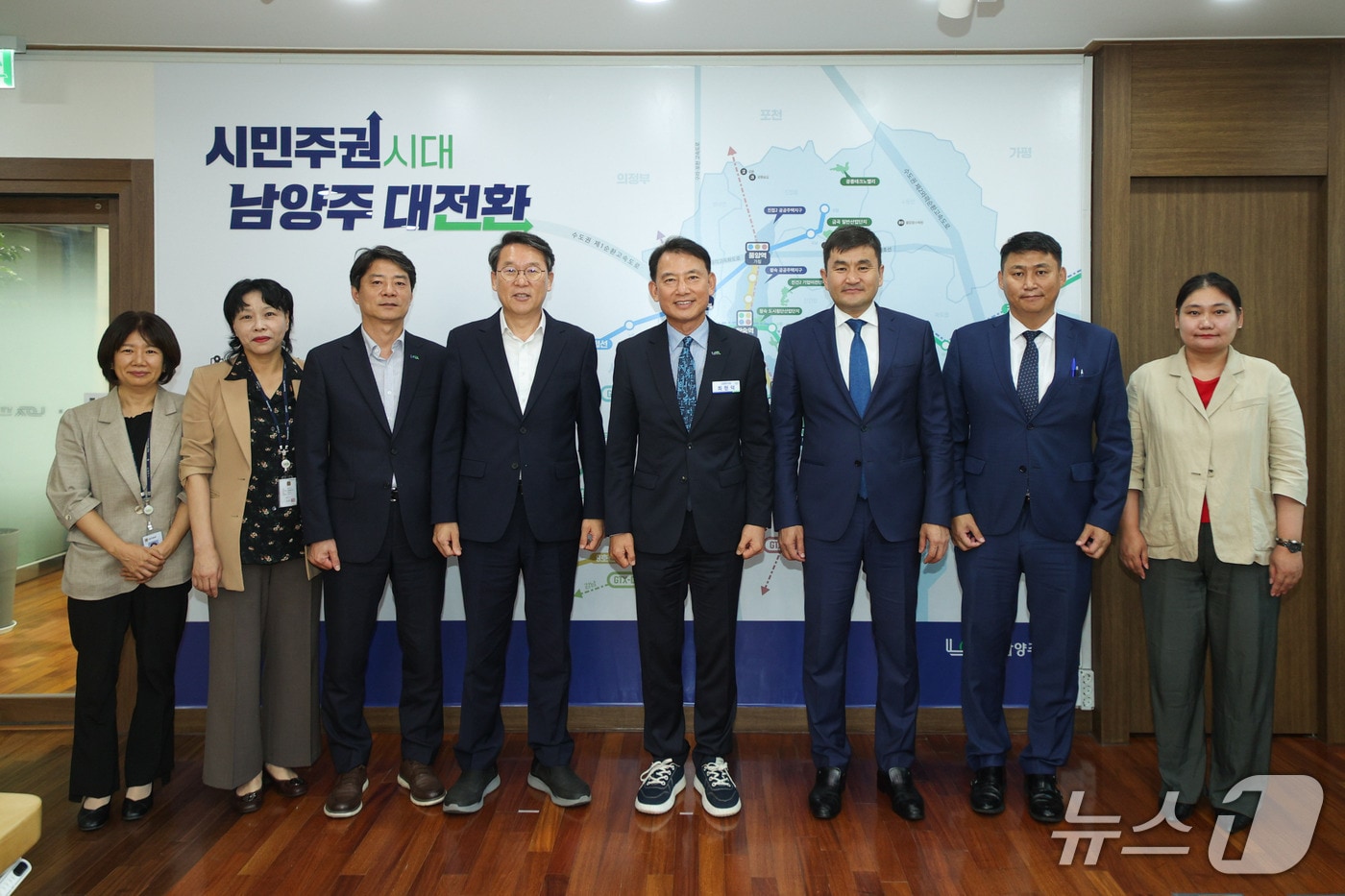 최현덕 남양주시장이 집무실에서 주한몽골대사와 만나 문화·청소년 분야 교류 확대, 몽골문화촌 활용 방안 등을 논의했다. (남양주시 제공. 재판매 및 DB 금지)