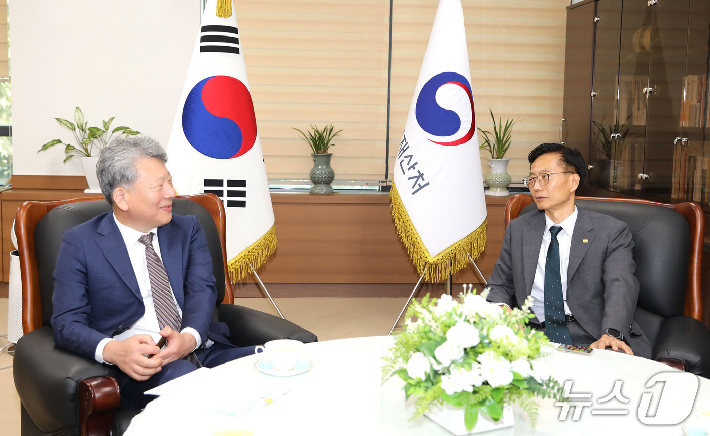 김용선 지식재산처장(오른쪽)이 양길수 한국감정평가사협회장과 의견을 나누고 있다. (지식재산처 제공. 재판매 및 DB금지) /뉴스1
