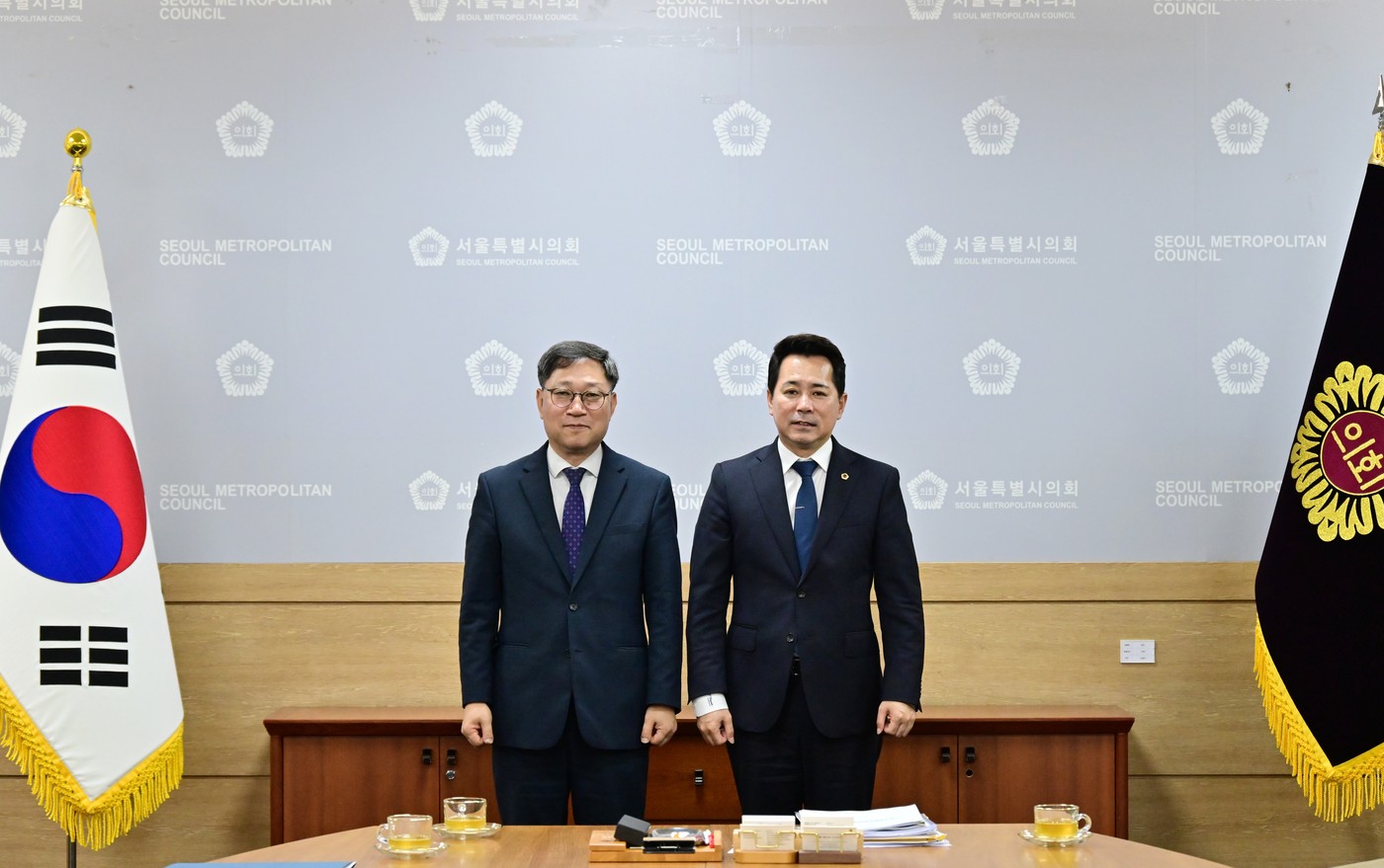 임만균(오른쪽) 서울시의장이 정윤순 한국생명존중희망재단 이사장과 지방정부 자살예방 역할 및 생명존중 문화 확산 방안에 대해 논의한 후 기념 사진을 촬영을 하고 있다.(서울시의회 제공)