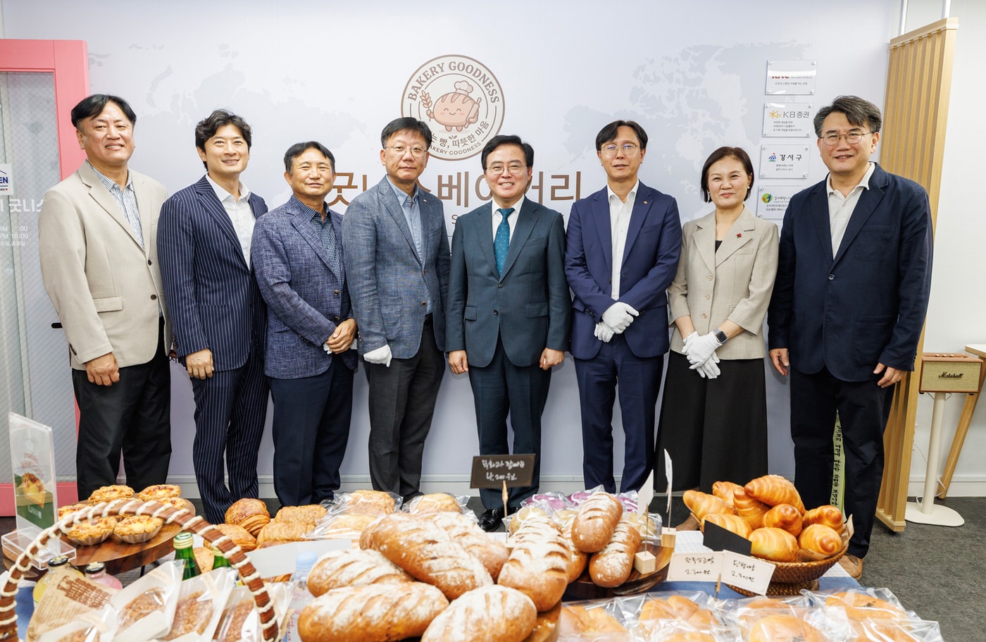 지난 1일 서울 강서구 등촌동 '베이커리 굿니스'에서 열린 오픈 기념식에서 주요 관계자들이 기념촬영을 하고 있다. (왼쪽 세 번째부터) 고건상 강서희망나눔복지재단 이사장, 전헌배 한국공항공사 김포공항장 직무대리, 진교훈 서울 강서구청장, 노종갑 KB증권 경영관리그룹장(KB증권 제공). ⓒ 뉴스1