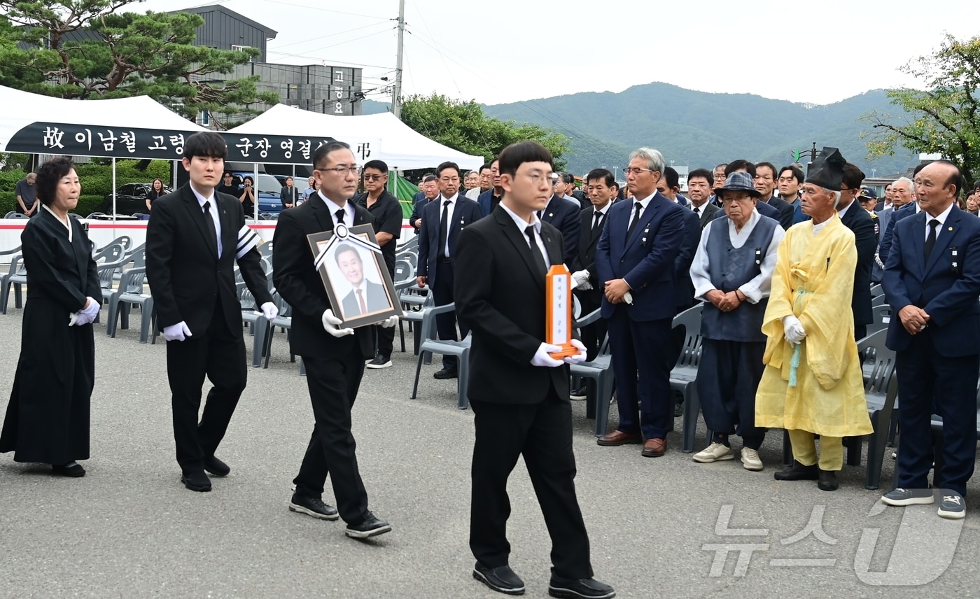 3일 오전 고령군청에서 열린 故 이남철 경북 고령군수 영결식에서 이 군수의 유족들이 영정사진을 들고 군청으로 향하고 있다. '고령군장(郡葬)'으로 엄수된 영결식에는 1000여명의 군민이 참석해 고인의 마지막 길을 배웅했다. 2026.9.3(고령군 제공. 재판매 및 DB금지) ⓒ 뉴스1 정우용 기자