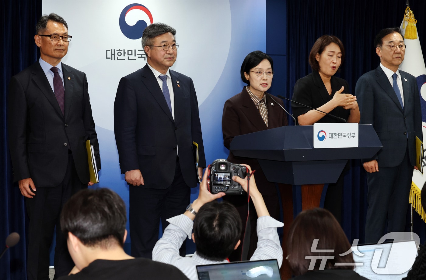 한성숙 국무총리가 3일 서울 종로구 정부서울청사에서 행정·공공기관 이전 관련 기자회견을 하고 있다. 윤호중 행안부장관, 김윤덕 국토부장관, 허장 재경부2차관이 배석했다. 2026.9.3 ⓒ 뉴스1 이종덕 기자