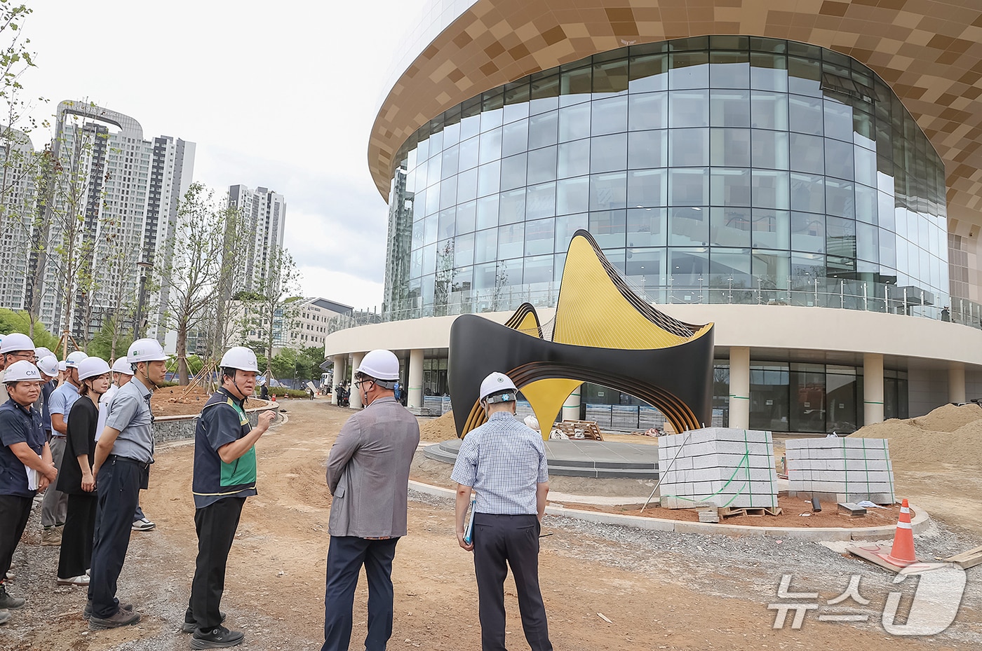 임병택 시흥시장(오른쪽 두 번째)이 지난 7월 시흥아트센터 공사 현장을 방문한 모습.(시흥시 제공)