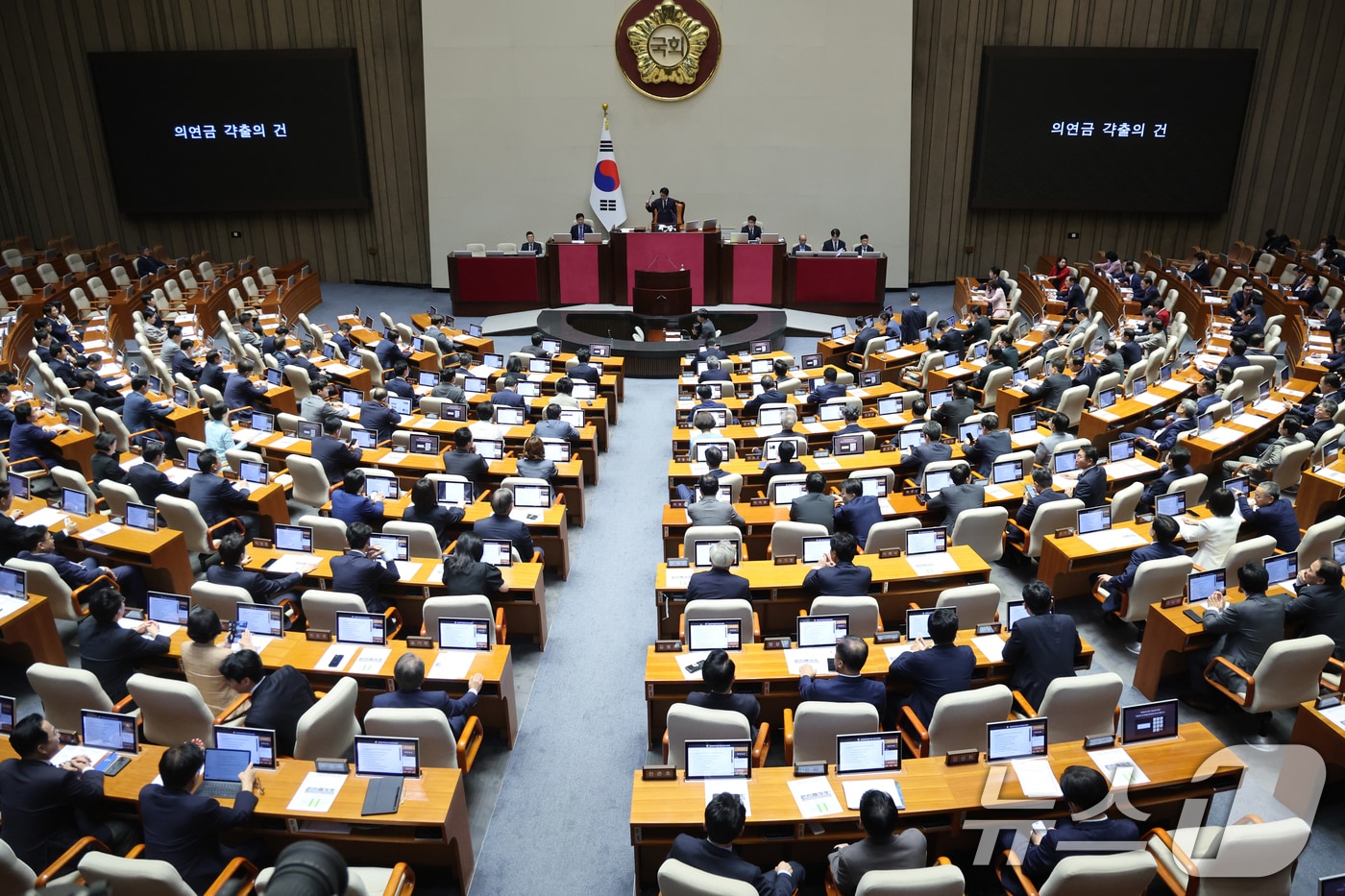 지난 3일 오후 서울 여의도 국회에서 열린 제439회국회(정기회) 제2차 본회의에서 '네팔 수해 구호기금 모금을 위한 의연금 갹출의 건'이 가결되고 있다. 2026.9.3 ⓒ 뉴스1 황기선 기자
