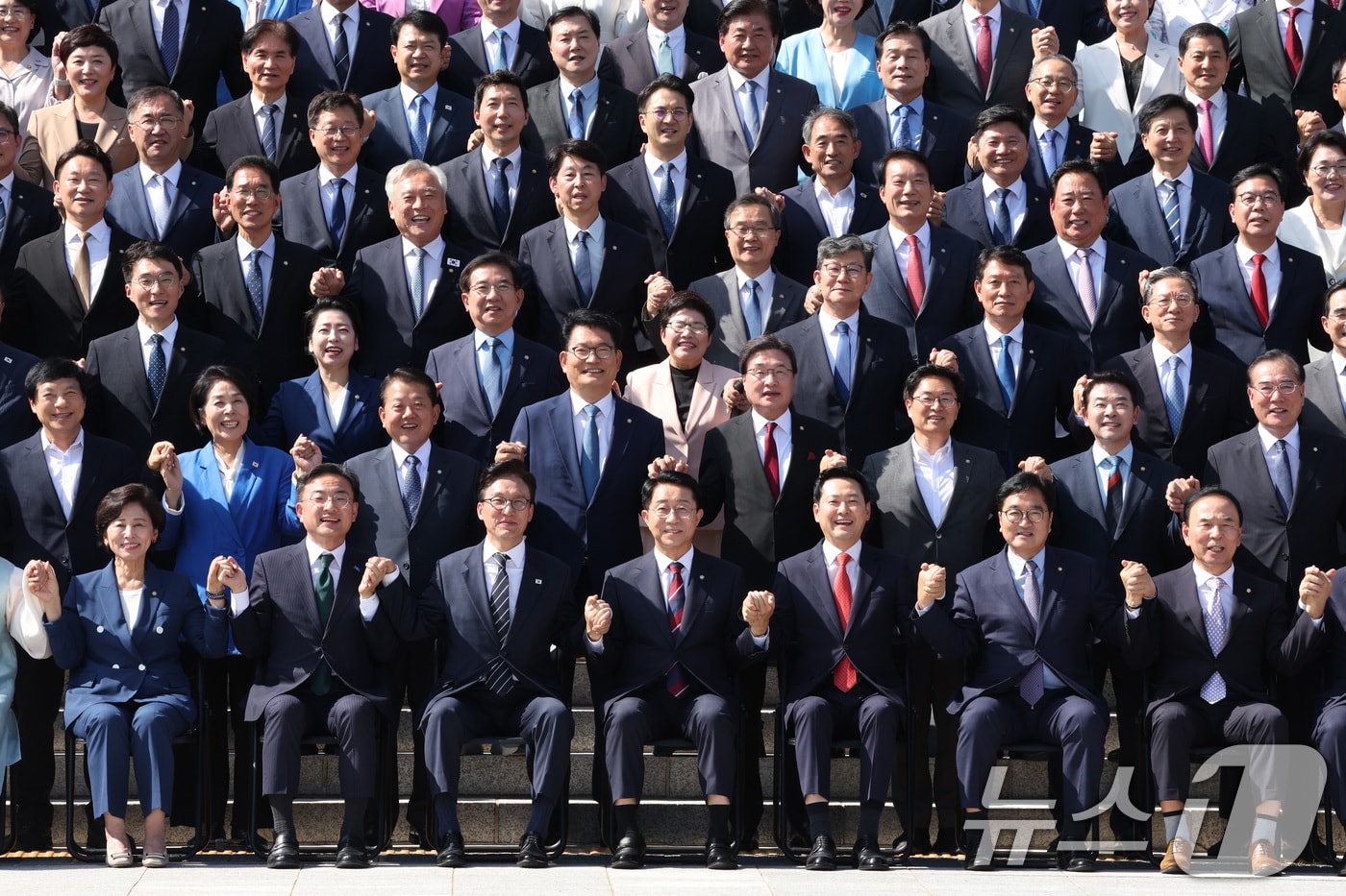 조정식 국회의장과 제22대 국회의원들이 지난 3일 서울 여의도 국회 본청 계단에서 후반기 단체 기념 사진 촬영을 하고 있다. 앞줄 왼쪽부터 신장식 조국혁신당 대표, 김민석 더불어민주당 대표, 조 의장, 장동혁 국민의힘 대표, 우원식 전 국회의장, 박덕흠 국회부의장. 2026.9.3 ⓒ 뉴스1 신웅수 기자