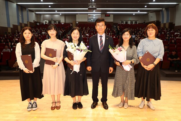 충북교육청이 3일 공공구매 우수기관 5곳을 선정하고 포상했다.(충북교육청 제공. 재판매 및 DB금지)