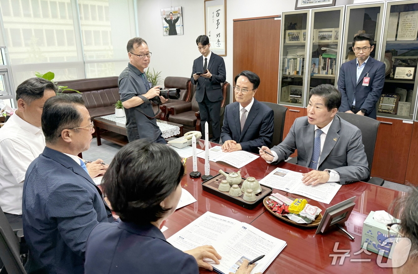 고흥군·사천시는 3일 국회를 방문해 우주항공특별법 제정을 요청하고 있다. (고흥군 제공. 재판매 및 DB금지)
