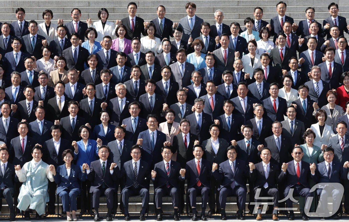 조정식 국회의장과 제22대 국회의원들이 3일 서울 여의도 국회 본청 계단에서 후반기 단체 기념 사진 촬영을 하고 있다. 2026.9.3 ⓒ 뉴스1 국회사진기자단