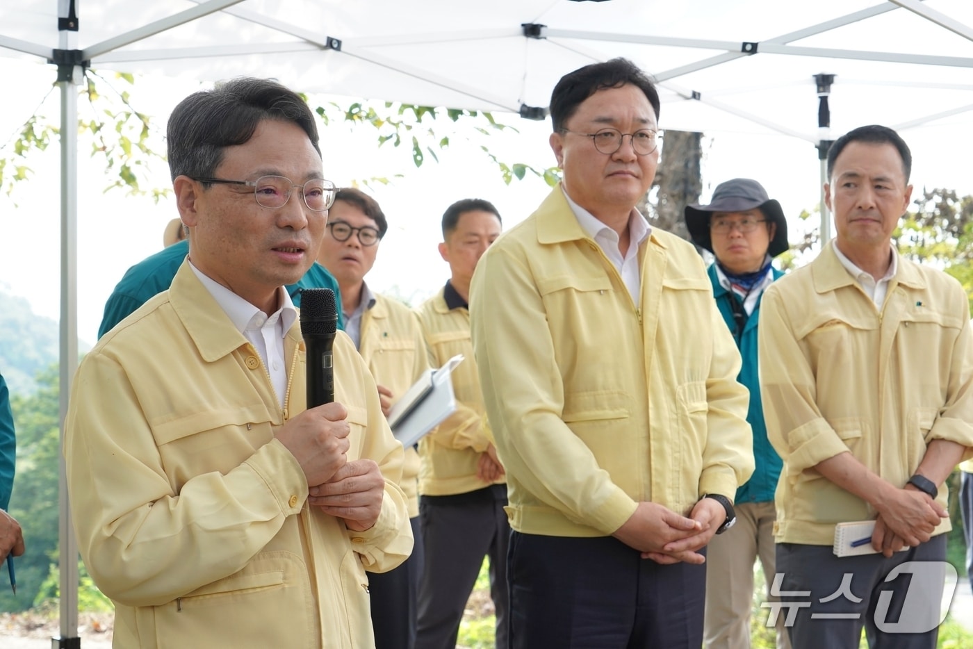 박은식 산림청장(앞줄 왼쪽)이 김현수 하동군수(앞줄 가운데)와 3일 경남 하동군 소나무재선충병 방제사업지를 찾아 방제추진상황을 점검하고 있다. (산림청 제공.재판매 및 DB금지)/뉴스1
