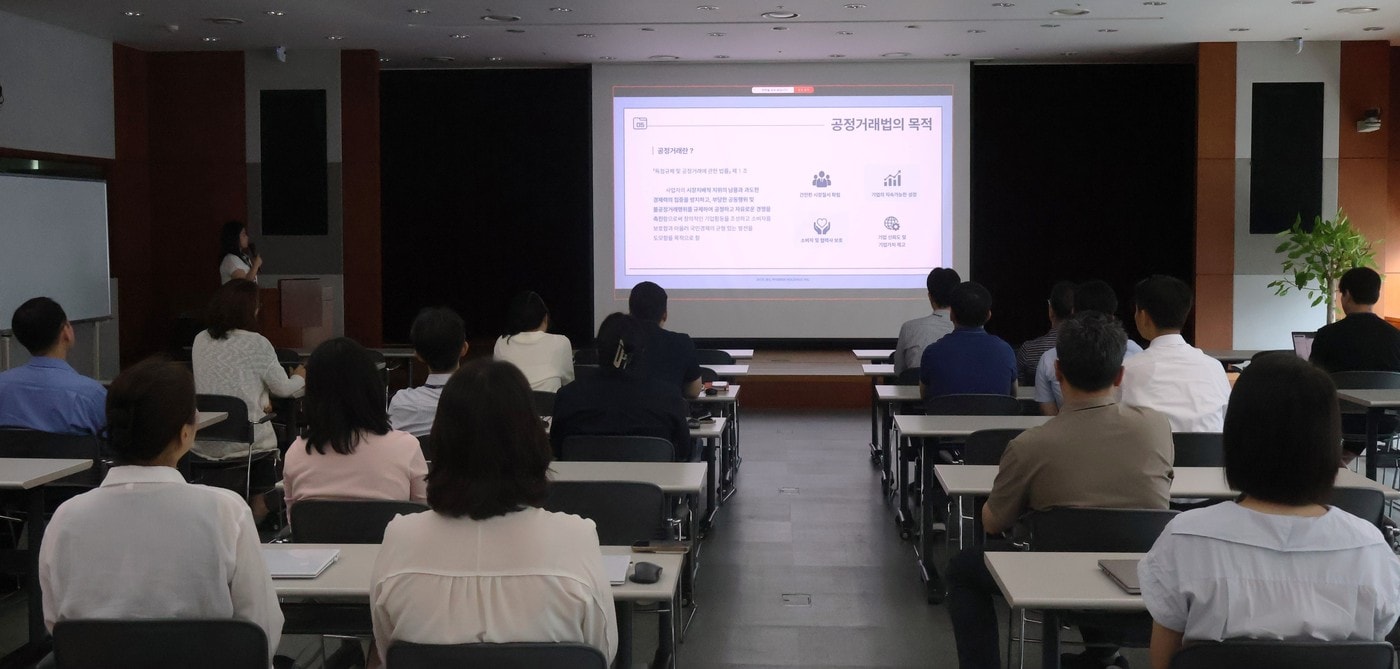 제일파마홀딩스가 전 계열사 각 부서 팀장을 대상으로 계약 실무 및 공정거래법 관련 법무교육을 실시했다. (제일약품 제공)