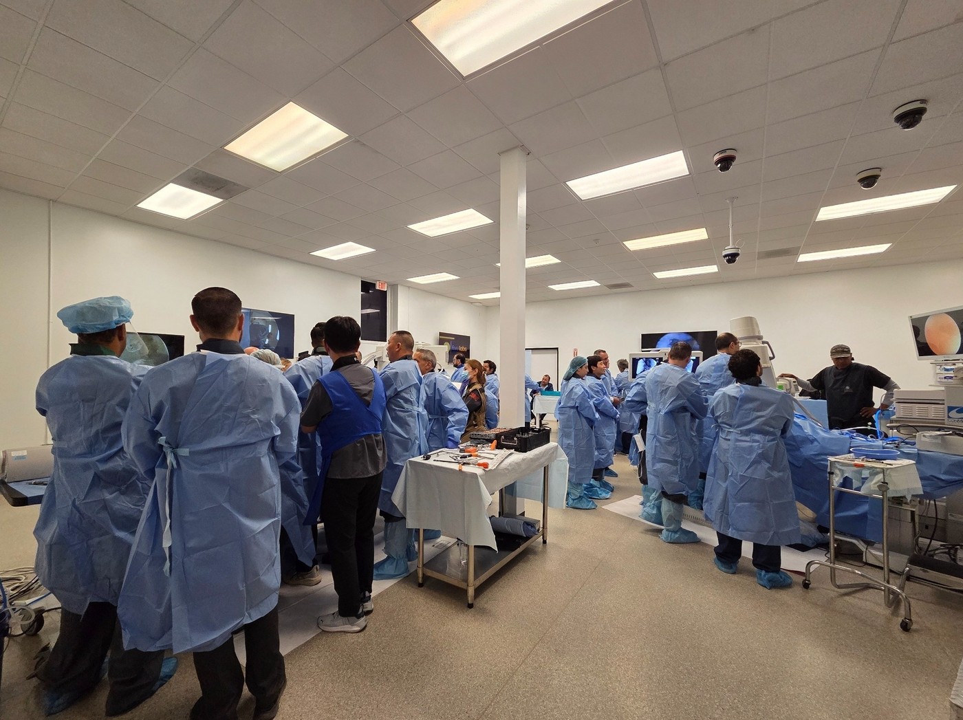 미국 샌디에이고 Five Labs Cadaver Lab에서 열린 '2026 Spine Endoscopy Masterclass'에서 미국 및 중남미 척추 전문 의료진이 카데바를 활용한 UBE 수술 실습을 진행하고 있다. (대웅 제공)