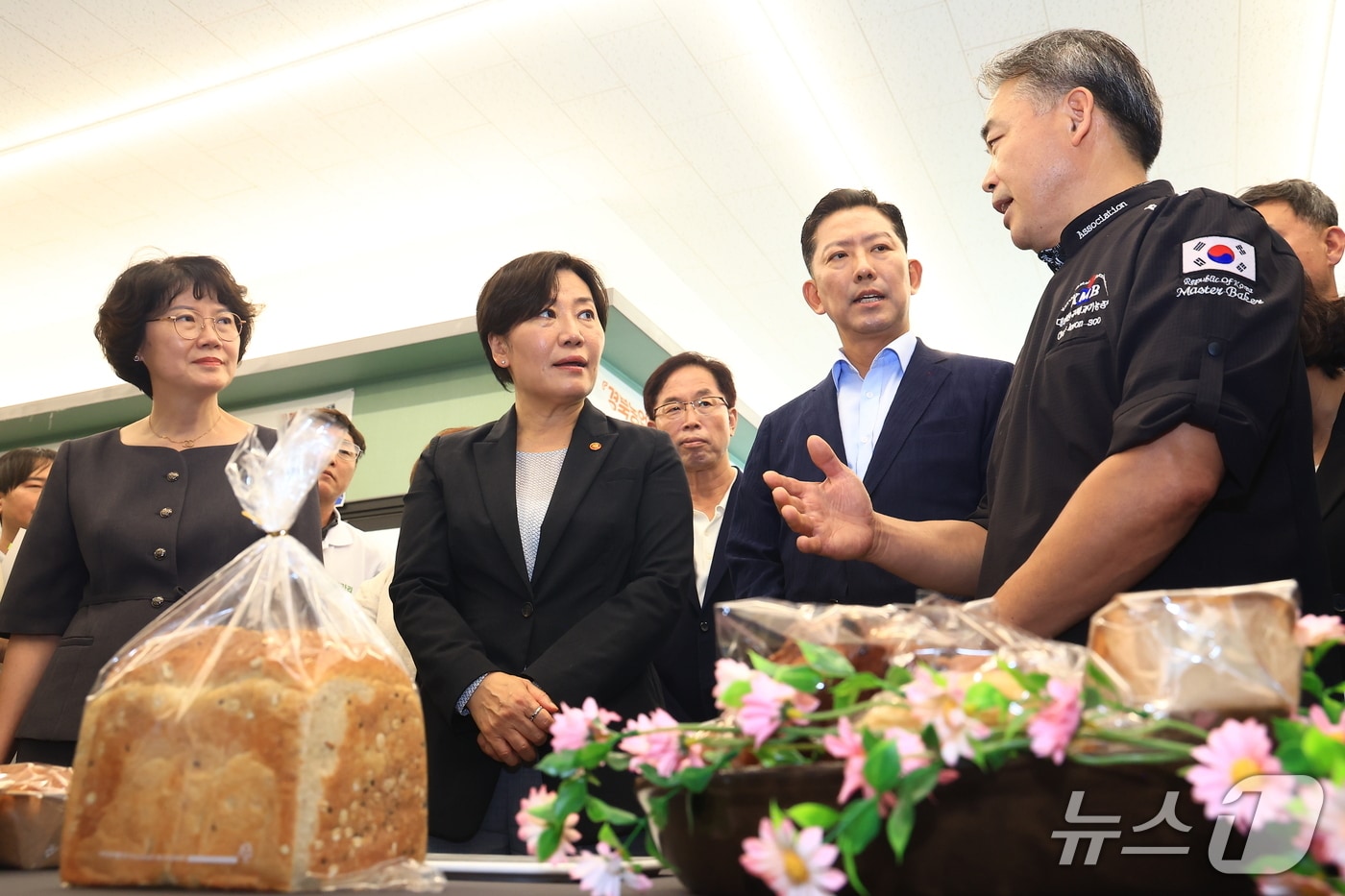 송미령 농림축산식품부 장관(왼쪽에서 두 번째)은 3일 경북 구미시 도개면 샘물영농조합법인을 찾아 공동영농 현장을 둘러보고, 고령화로 일손이 부족한 농촌의 새로운 생산 주체로 공동영농법인을 전면 육성하겠다고 밝혔다. (농식품부 제공) /2026.9.3/