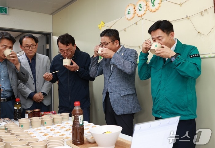 강원 영월군이 3일 영월농협가공사업소에서 '장류 활용 가공식품 개발사업 성과 품평회'를 연 가운데, 이날 김길수 영월군수(맨 오른쪽)를 비롯한 품평회 참석자들이 가공식품을 맛보고 있다. (영월군 제공. 재판매 및 DB금지) 2026.9.3/뉴스1