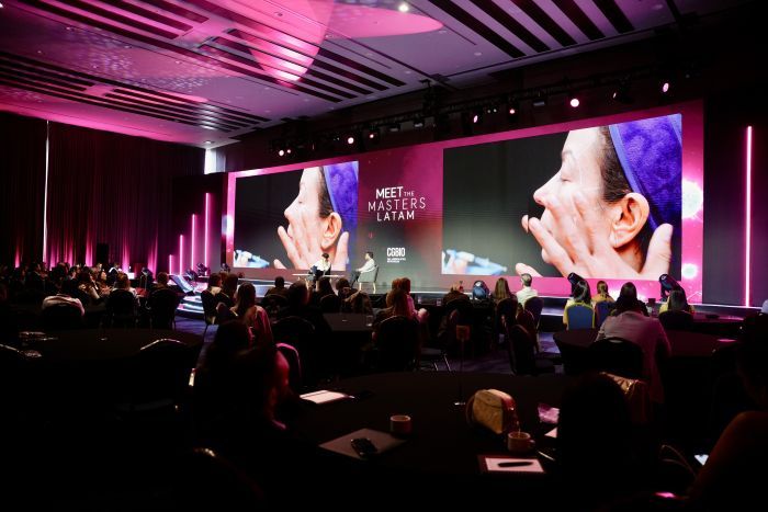 콜롬비아 보고타 Hilton Bogota Corferias에서 열린 '2026 Meet the Master LATAM'에서 중남미 미용성형 전문의들이 참석한 가운데 안면 시술 시연이 대형 스크린을 통해 생중계되고 있다. (대웅 제공)