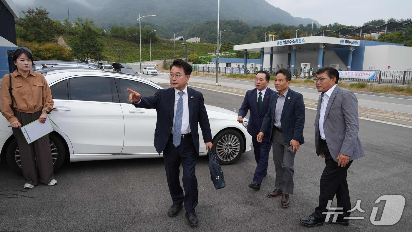 육동한 춘천시장이 30일 오전 학곡리 제2공영차고지를 찾아 시설 운영 현황을 확인하고 있다.(춘천시 제공. 재판매 및 DB 금지)