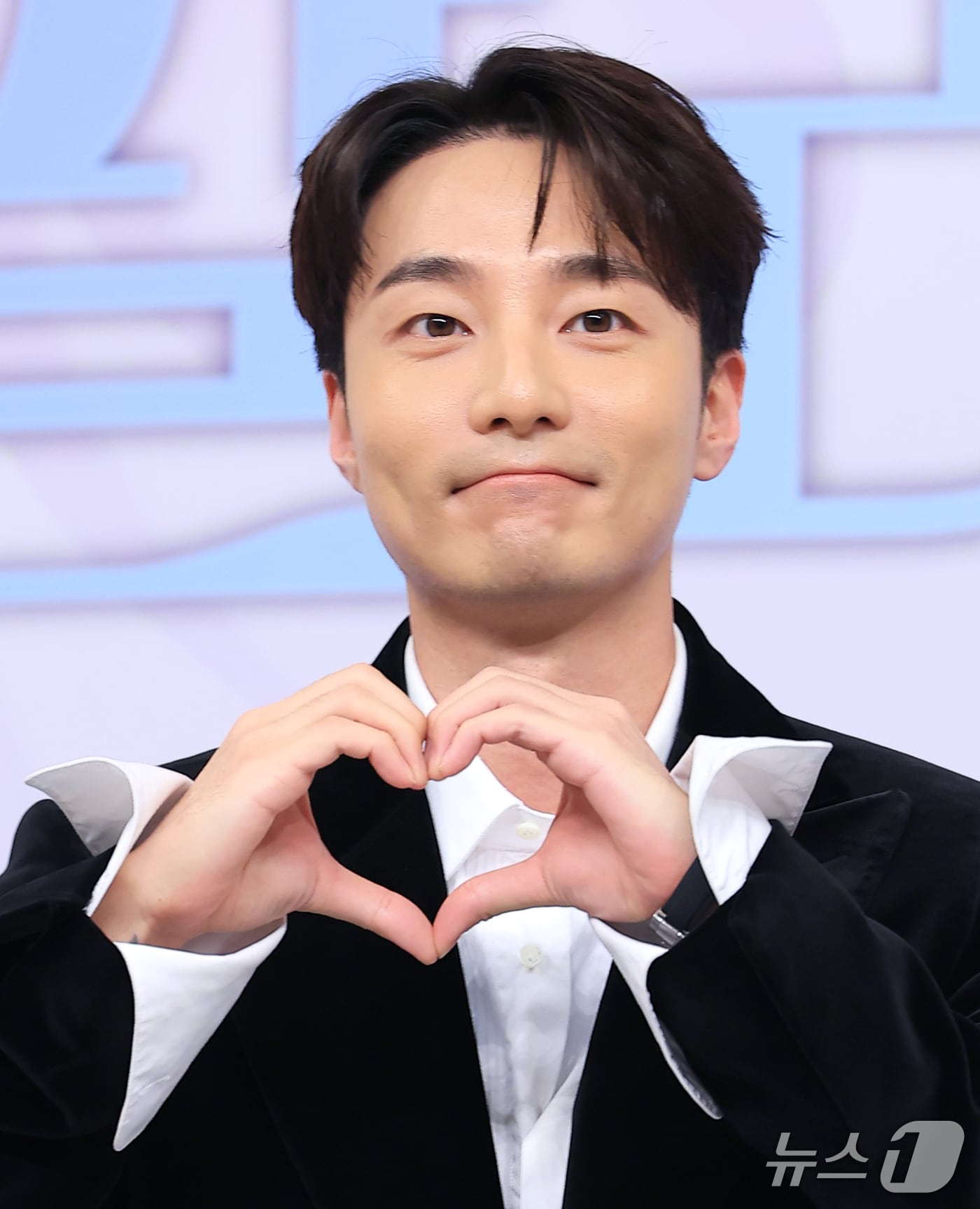 가수 로이킴이 30일 서울 양천구 목동 SBS에서 열린 SBS 예능프로그램 '우리들의 발라드2' 제작발표회에 참석해 포즈를 취하고 있다. 2026.9.30 ⓒ 뉴스1 권현진 기자