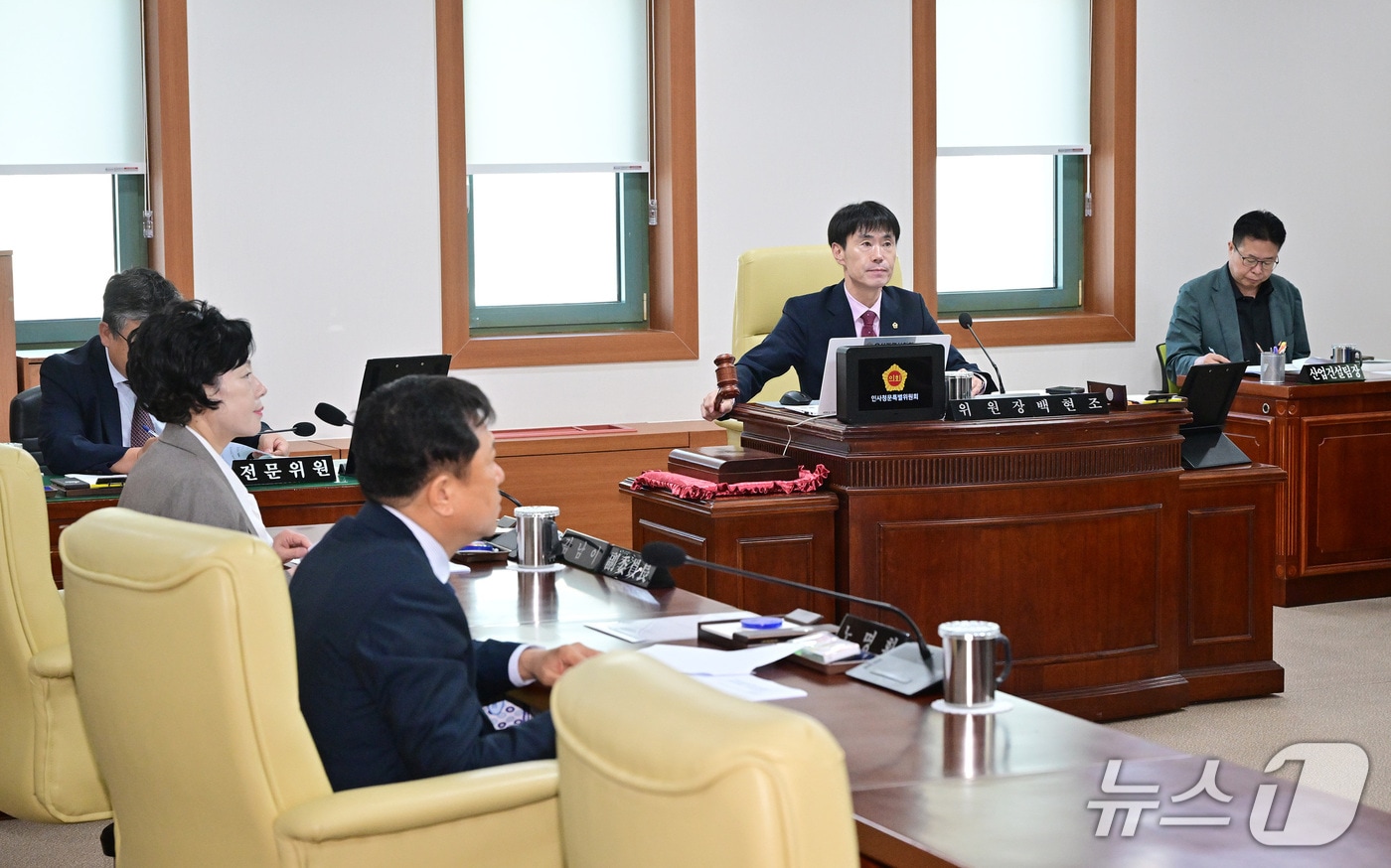 울산시의회가 30일 한양현 울산신용보증재단 이사장 임용후보자에 대한 인사청문 경과보고서를 최종 채택하고 있다.(울산시의회 제공. 재판매 및 DB 금지)/뉴스1