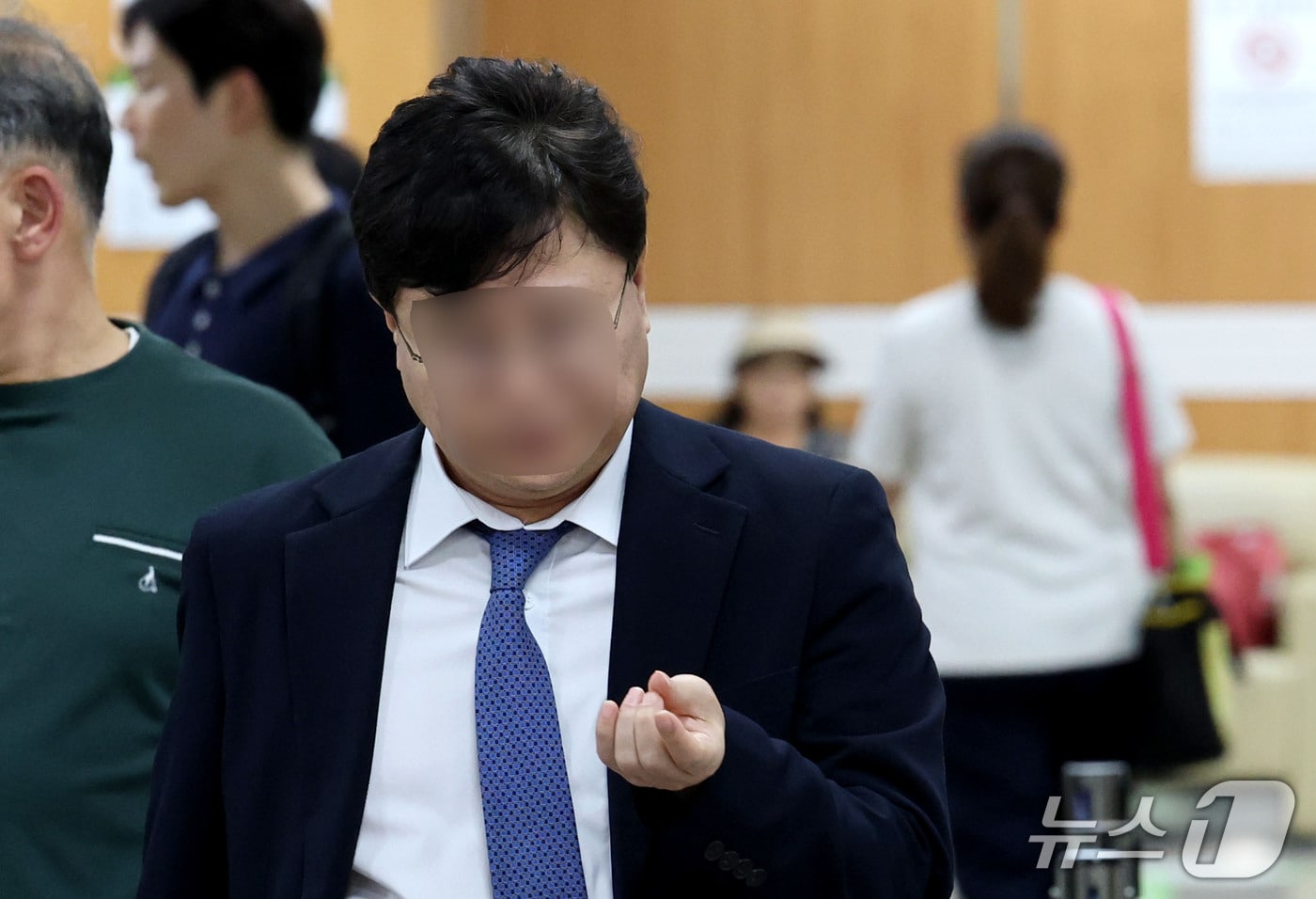 김승원 전 법무부 장관 후보자의 '신약 청탁 의혹' 핵심 인물로 지목된 제약업체 제넨셀 창업주 강 모 씨가 30일 오후 서울 서초구 서울고등법원에서 열린 특정경제범죄가중처벌 등에 관한 법률 위반(배임) 등 혐의 항소심 선고기일에 출석하고 있다. 1심에서 무죄를 선고받았던 강 씨는 징역 4년형과 함께 법정구속됐다  2026.9.30 ⓒ 뉴스1 이광호 기자