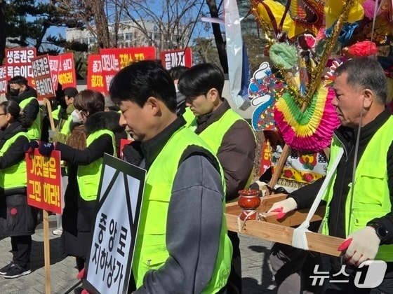 경쟁 입찰 과정에서 조작이 있었다며 수사를 촉구하는 대전 중앙로지하상가 상인들. ⓒ 뉴스1 김종서 기자