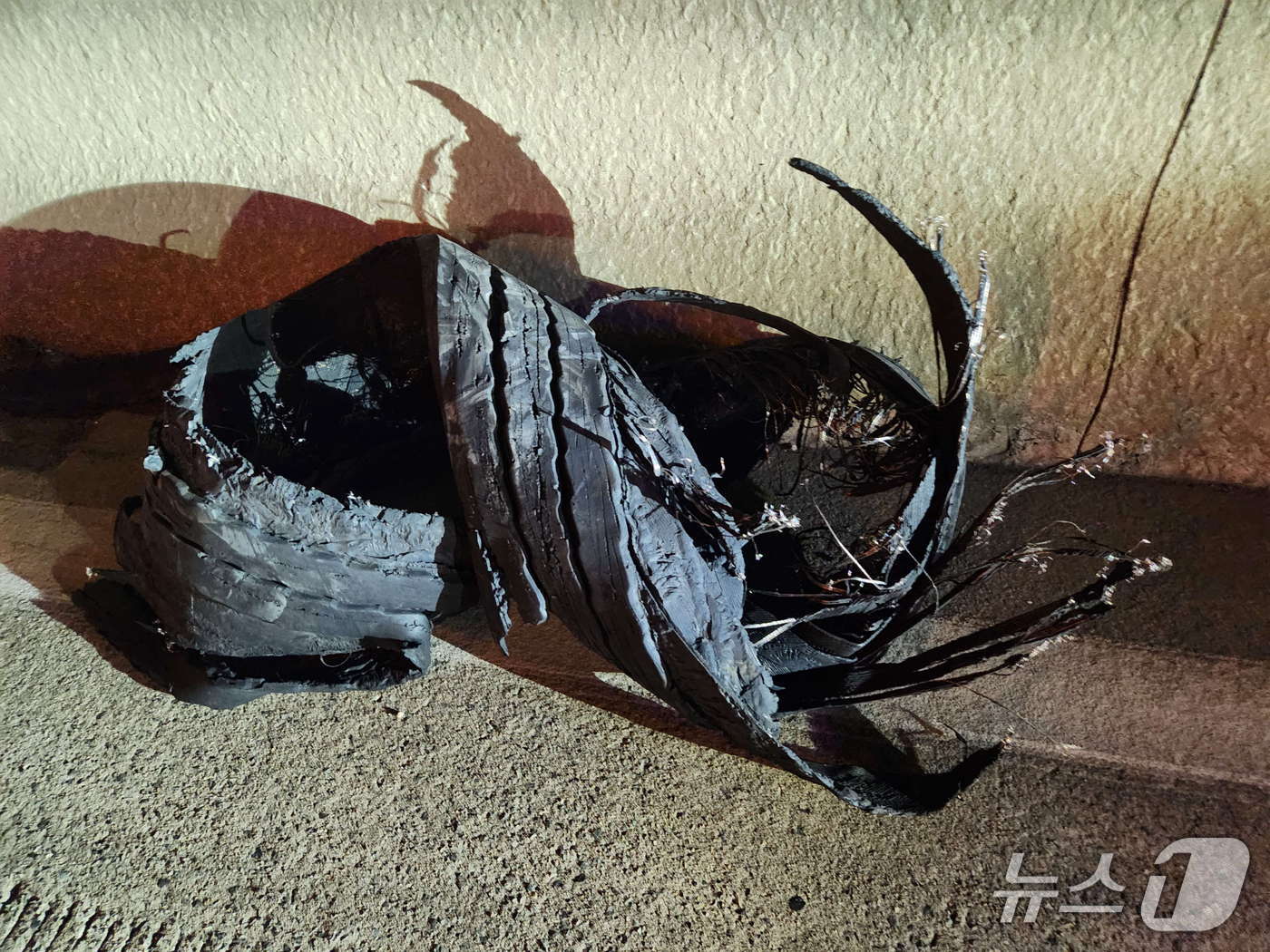 29일 오후 8시 45분쯤 부산 남해고속도로를 달리던 차량 10대가 도로에 떨어진 타이어를 잇달아 들이받는 사고가 발생했다. 사고 현장에 떨어져 있던 타이어 사진. (부산경찰청 제공. 재판매 및 DB 금지)
