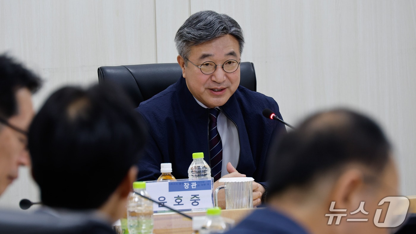 윤호중 행정안전부 장관이 30일 오전 지난해 배터리 화재가 발생한 국가정보자원관리원 대전본원을 방문, 현황보고를 받고 있다. (행정안전부 제공. 재판매 및 DB 금지) 2026.9.30 ⓒ 뉴스1