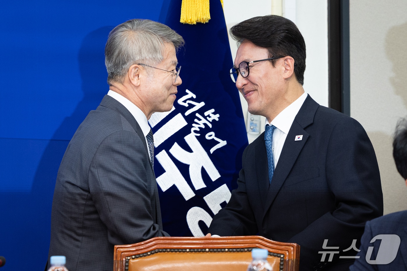 김민석 더불어민주당 대표와 민형배 전남광주통합특별시장이 30일 서울 여의도 국회에서 열린 2026년 전남광주 예산정책협의회에서 인사하고 있다. 2026.9.30 ⓒ 뉴스1 유승관 기자