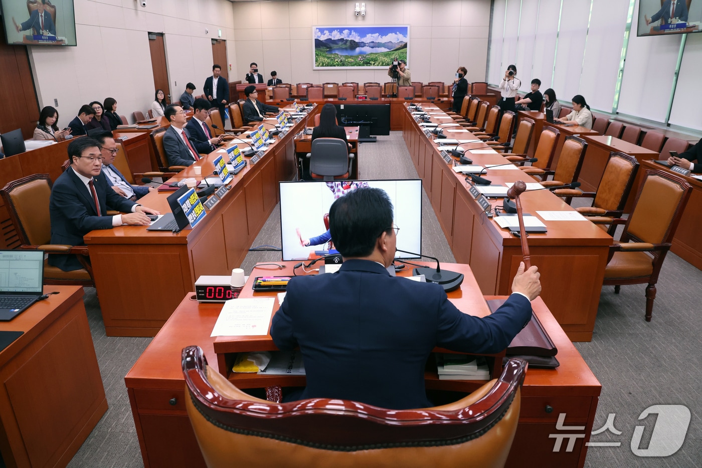 송석준 외통위원장이 지난달 30일 오후 서울 여의도 국회에서 열린 외교통일위원회 전체회의에서 의사봉을 두드리고 있다. 2026.9.30 ⓒ 뉴스1 황기선 기자