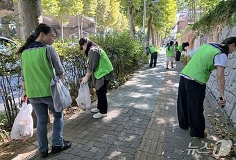 '서대문구 청년봉사단'이 홍제천 주변 거리를 청소하고 있다. (서대문구 제공)
