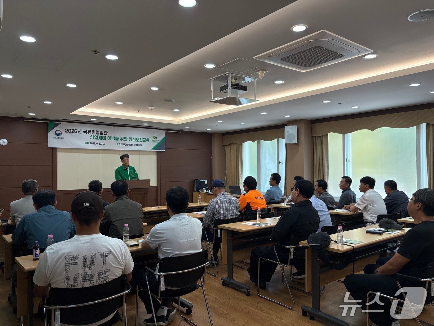 남송희 동부지방산림청장(정면)이 30일 정선 백두대간생태수목원에 진행된 국유림영림단 안전교육에서 안전수칙을 강조하고 있다.(동부산림청 제공. 재판매 및 DB 금지) 20269.30/뉴스1